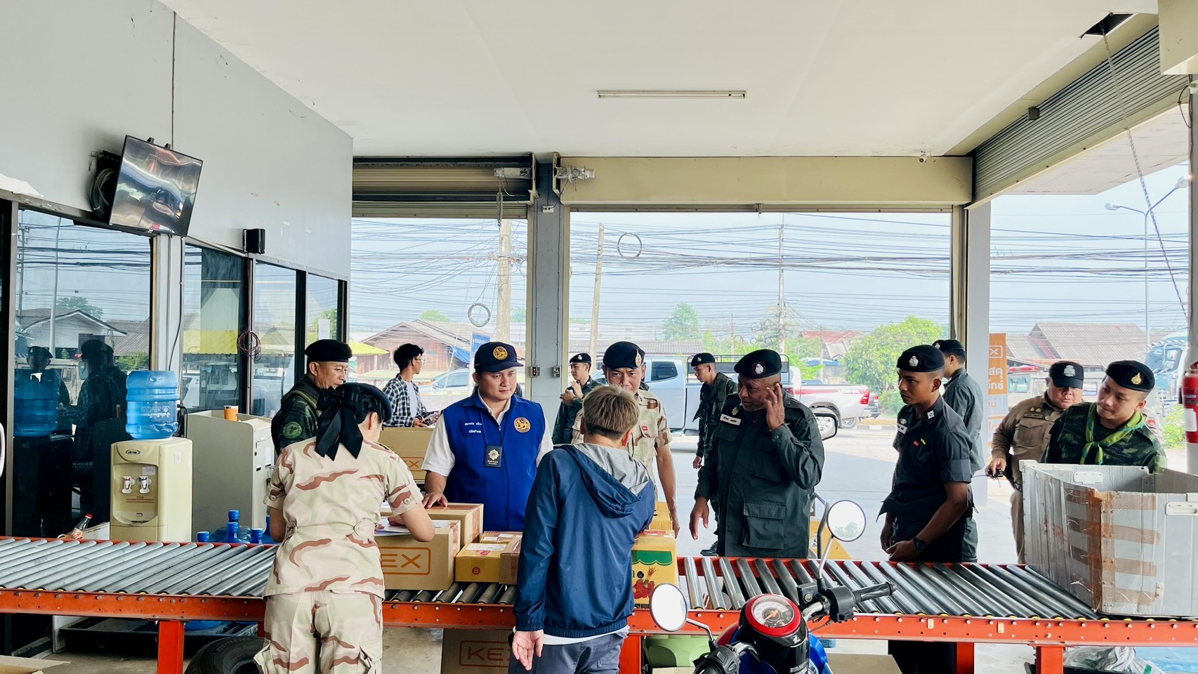 อำเภอฝาง จังหวัดเชียงใหม่ ตรวจสถานประกอบกิจการโลจิสติกส์ในพื้นที่อำเภอฝาง เพื่อป้องกันและสกัดกั้นการขนส่งยาเสพติด และสิ่งผิดกฎหมายผ่านระบบโลจิสติกส์