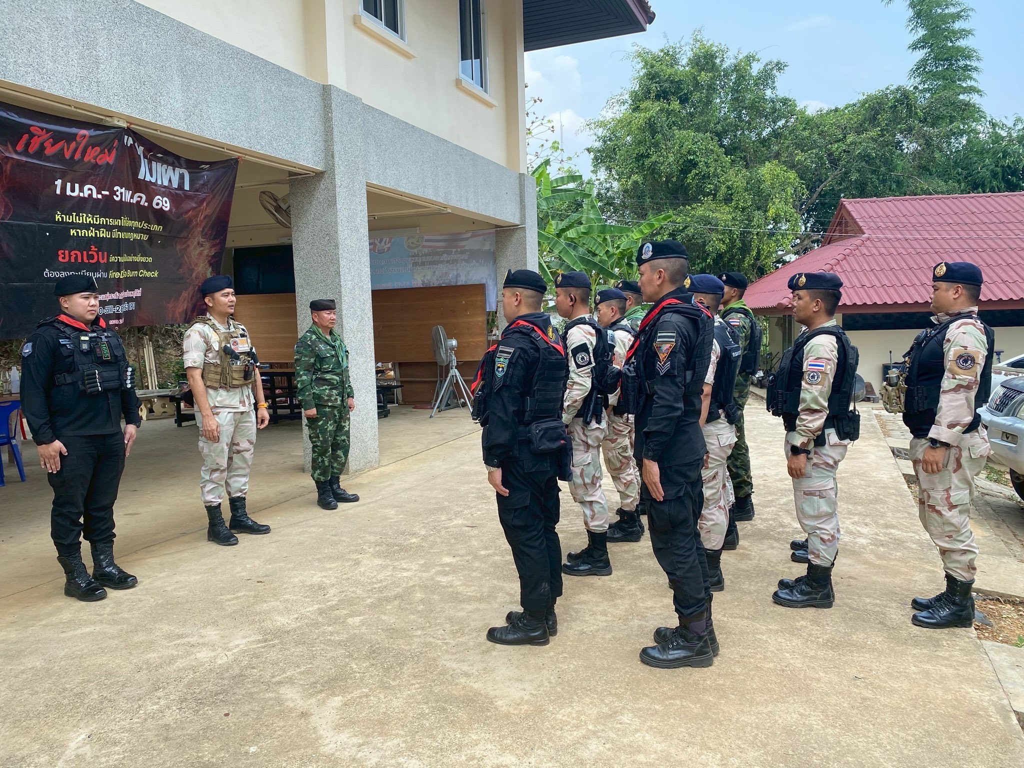 ฝ่ายปกครองแม่อาย สนธิกำลังทหารพราน ปูพรมตรวจเข้มสถานประกอบการและที่พักสกัดยาเสพติด-อาชญากรรมชายแดน