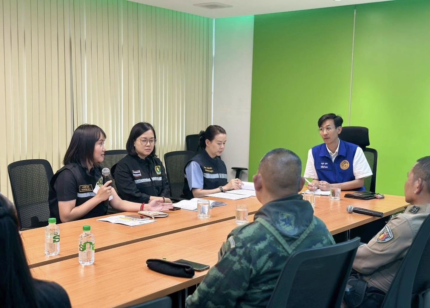 อำเภอไชยปราการ ลงพื้นที่ตรวจสอบสารเคมีหลังชาวบ้านร้องเรียน ผู้ประกอบการยินยอมย้ายออกใน 7 วัน