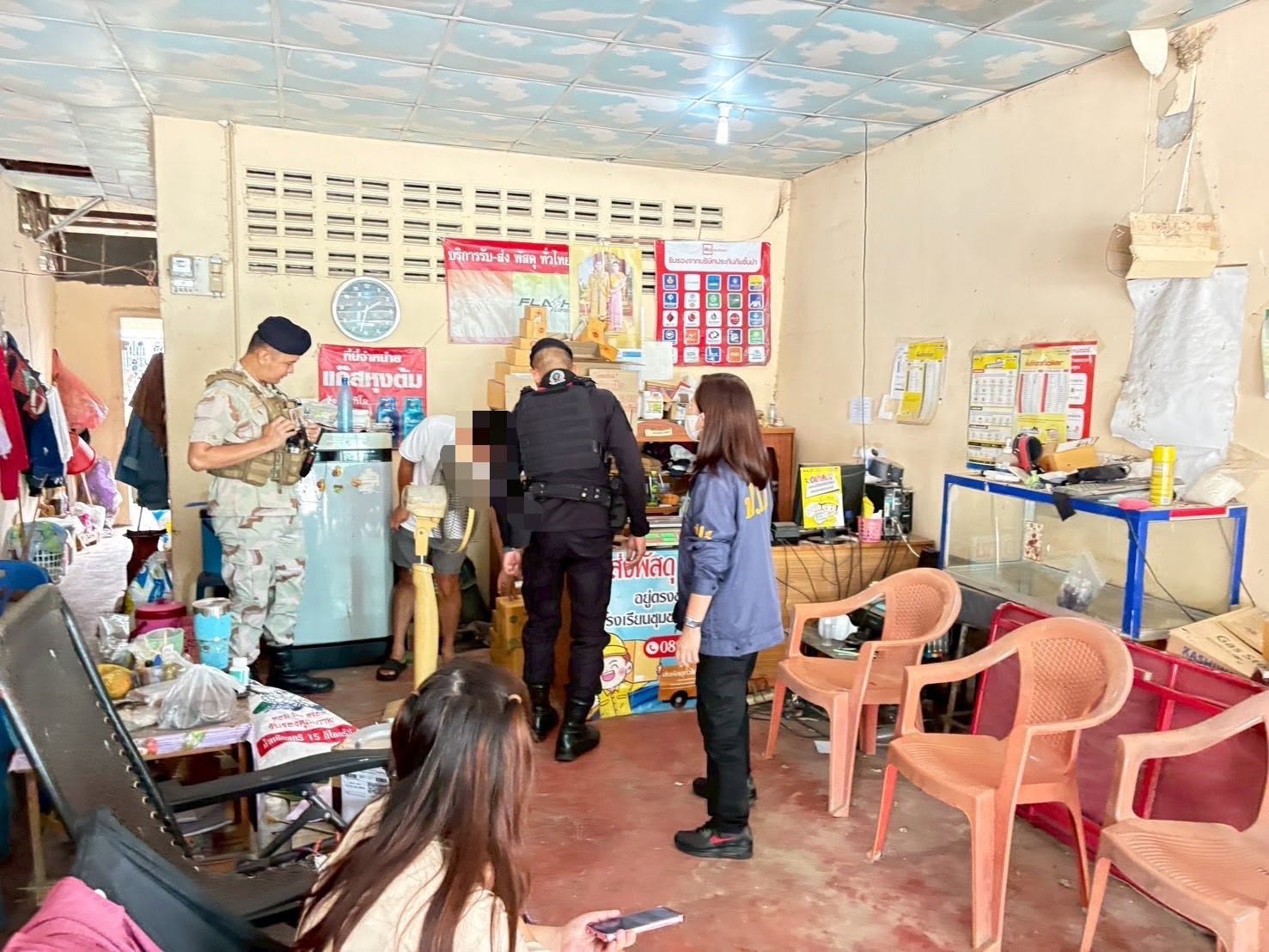 อำเภอแม่อาย จังหวัดเชียงใหม่ ตรวจสถานประกอบการโลจิสติกส์ กวดขันมาตรการป้องกันการลักลอบลำเลียงยาเสพติด