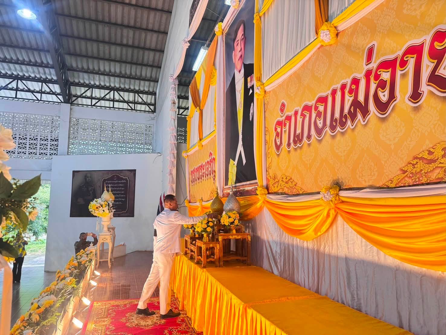 อำเภอแม่อายจัดพิธีเจริญพระพุทธมนต์และตักบาตร ถวายพระราชกุศลเนื่องในวันเฉลิมพระชนมพรรษา พระบาทสมเด็จพระเจ้าอยู่หัว
