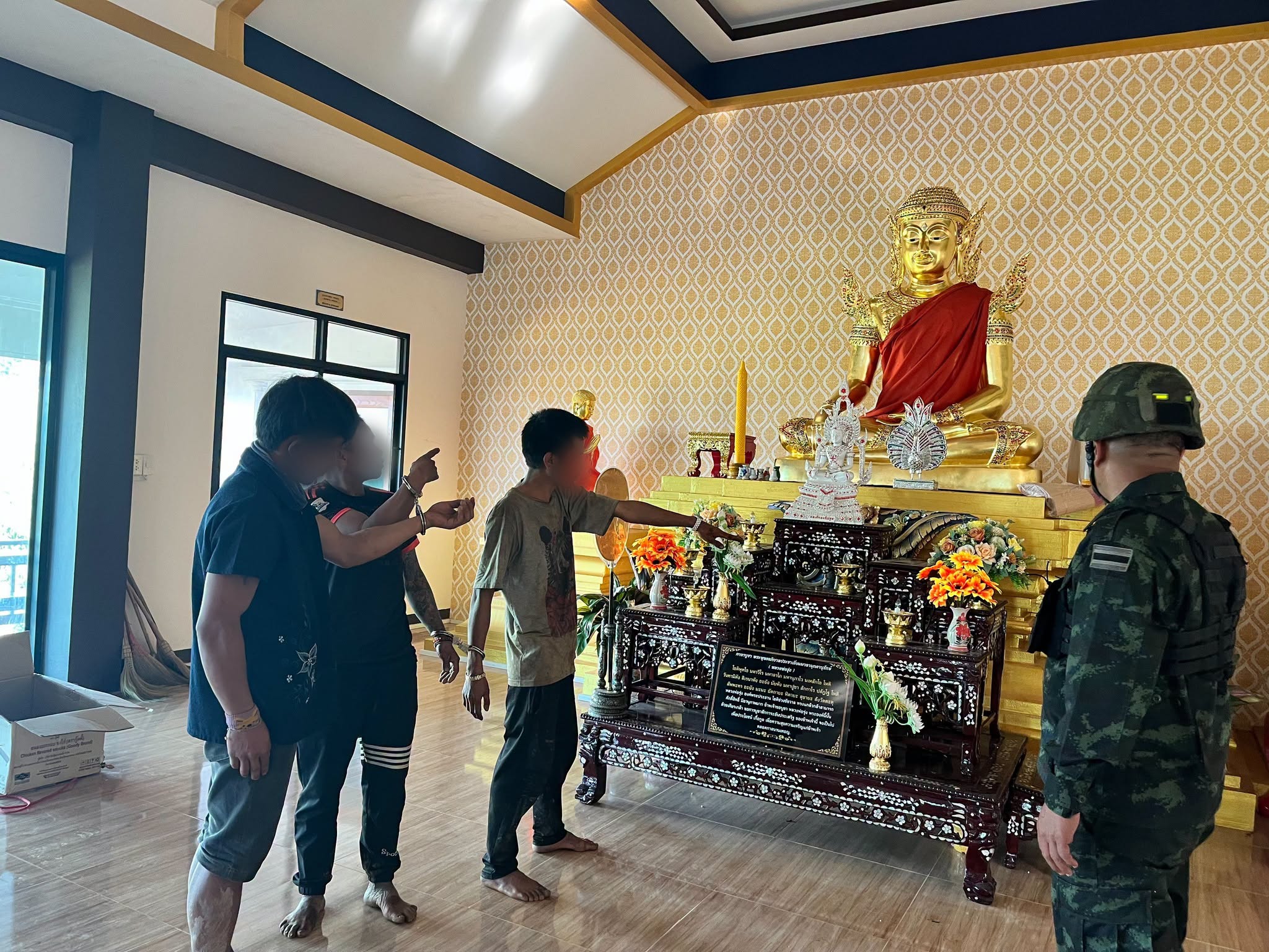 ฝ่ายปกครองม่อนปิ่น บูรณาการ ทหาร-ตำรวจ-ชรบ. รวบ 3 คนร้าย พร้อมของกลางลักพระพุทธรูปและทรัพย์สินสำนักสงฆ์บ้านนอแล